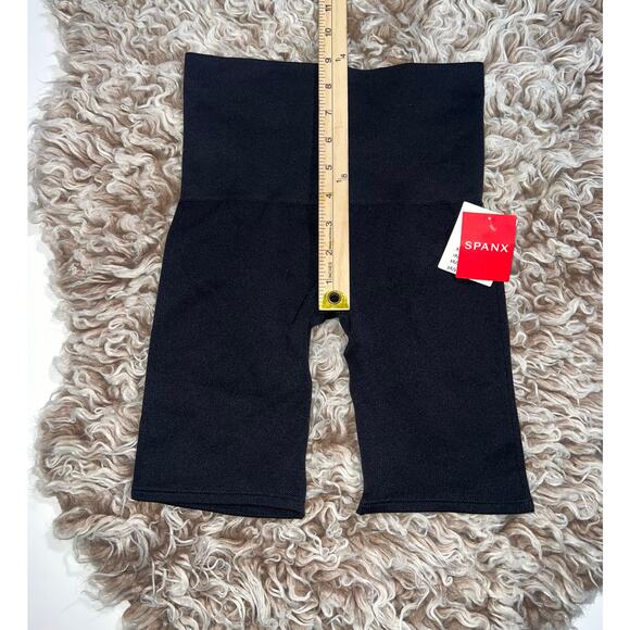 Spanx women’s New black shorts - Picture 4 of 10